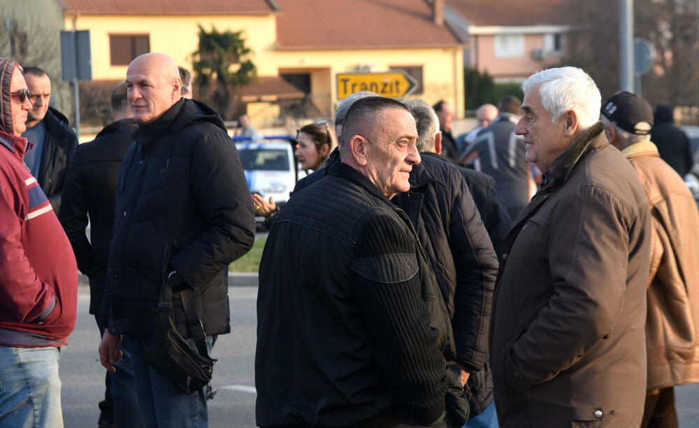 <p>Predsjednik Opštine Zeta Mihailo Asanović poručio je sa blokade u Donjoj Gorici da će se protestne blokade, po svemu sudeći, nastaviti</p>