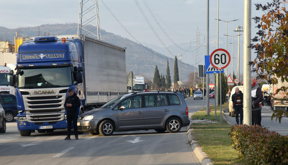 <p>Predsjednik Opštine Zeta Mihailo Asanović poručio je sa blokade u Donjoj Gorici da će se protestne blokade, po svemu sudeći, nastaviti</p>