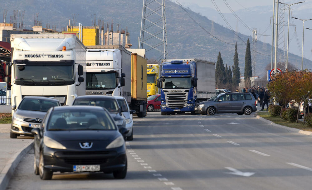 <p>Predsjednik Opštine Zeta Mihailo Asanović poručio je sa blokade u Donjoj Gorici da će se protestne blokade, po svemu sudeći, nastaviti</p>