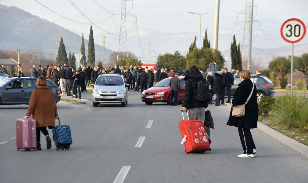 <p>Predsjednik Opštine Zeta Mihailo Asanović poručio je sa blokade u Donjoj Gorici da će se protestne blokade, po svemu sudeći, nastaviti</p>