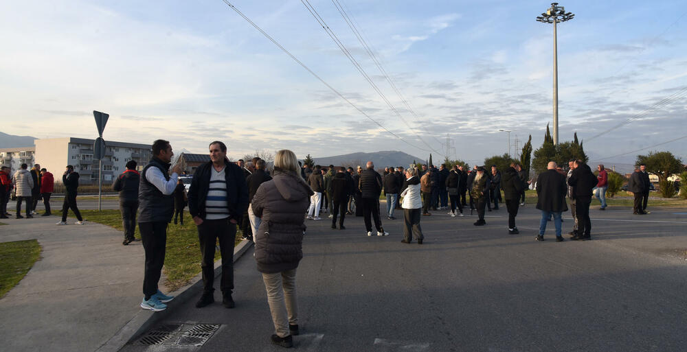 <p>Predsjednik Opštine Zeta Mihailo Asanović poručio je sa blokade u Donjoj Gorici da će se protestne blokade, po svemu sudeći, nastaviti</p>