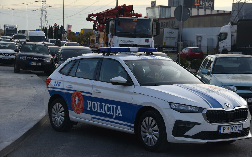 <p>Predsjednik Opštine Zeta Mihailo Asanović poručio je sa blokade u Donjoj Gorici da će se protestne blokade, po svemu sudeći, nastaviti</p>