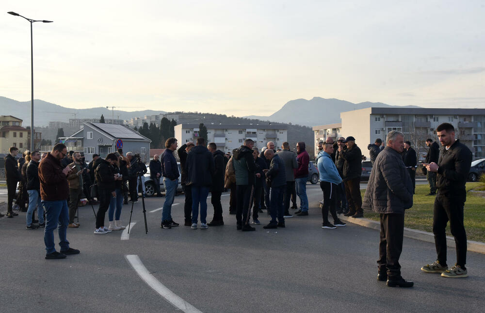 <p>Predsjednik Opštine Zeta Mihailo Asanović poručio je sa blokade u Donjoj Gorici da će se protestne blokade, po svemu sudeći, nastaviti</p>