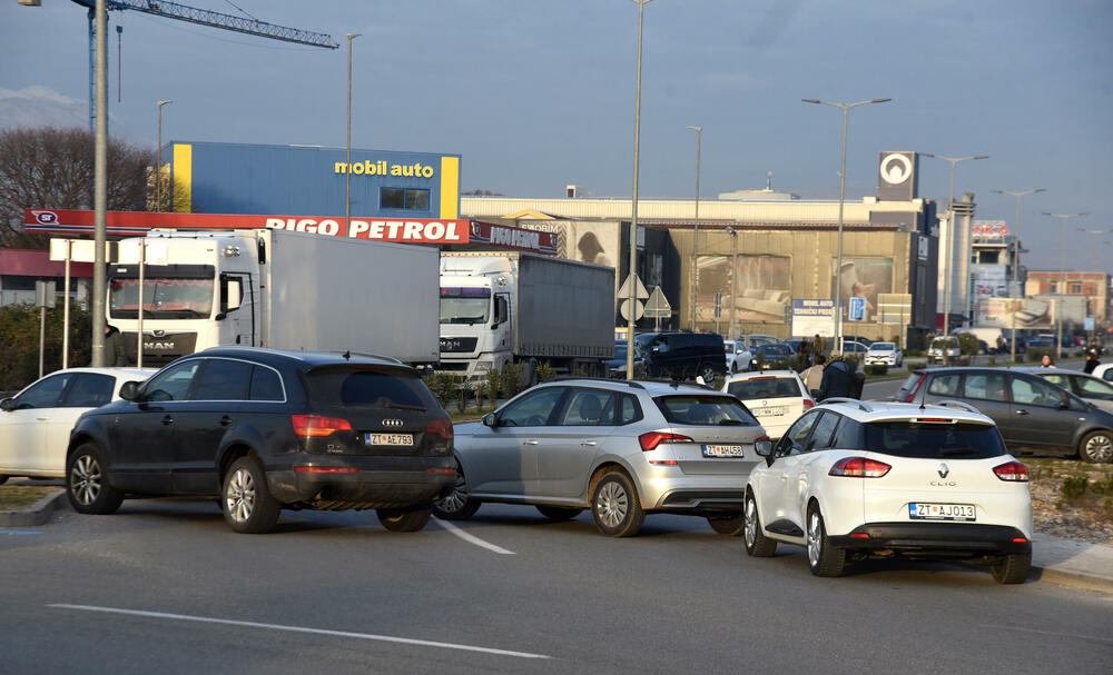 <p>Predsjednik Opštine Zeta Mihailo Asanović poručio je sa blokade u Donjoj Gorici da će se protestne blokade, po svemu sudeći, nastaviti</p>