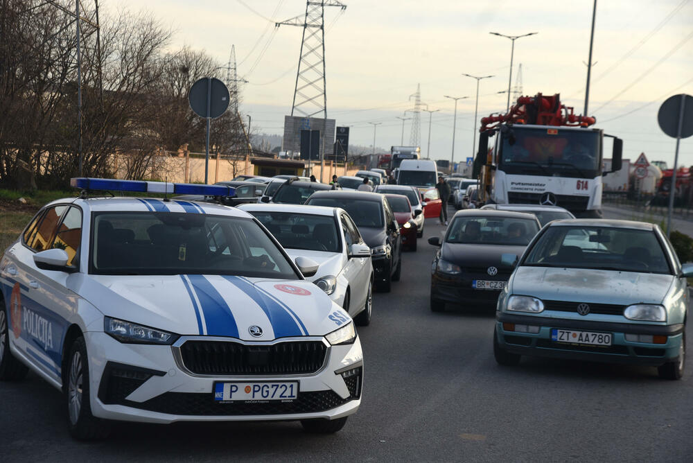 <p>Predsjednik Opštine Zeta Mihailo Asanović poručio je sa blokade u Donjoj Gorici da će se protestne blokade, po svemu sudeći, nastaviti</p>
