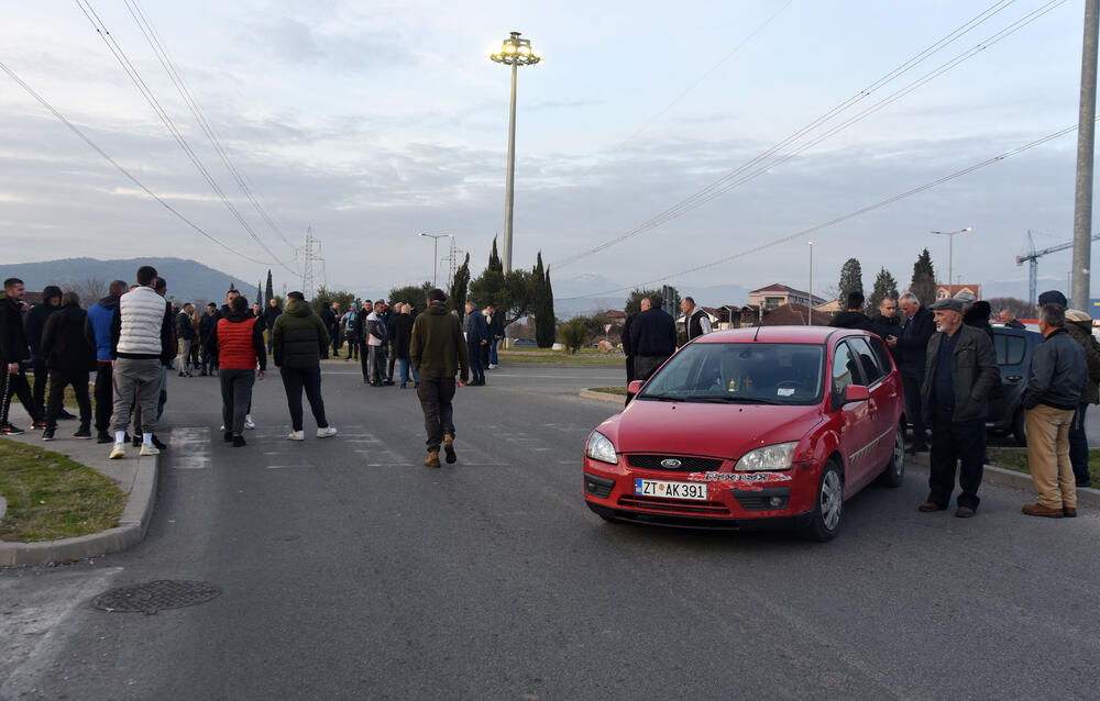 <p>Predsjednik Opštine Zeta Mihailo Asanović poručio je sa blokade u Donjoj Gorici da će se protestne blokade, po svemu sudeći, nastaviti</p>