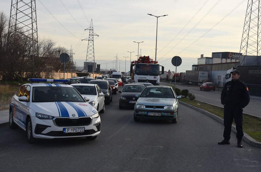 <p>Predsjednik Opštine Zeta Mihailo Asanović poručio je sa blokade u Donjoj Gorici da će se protestne blokade, po svemu sudeći, nastaviti</p>
