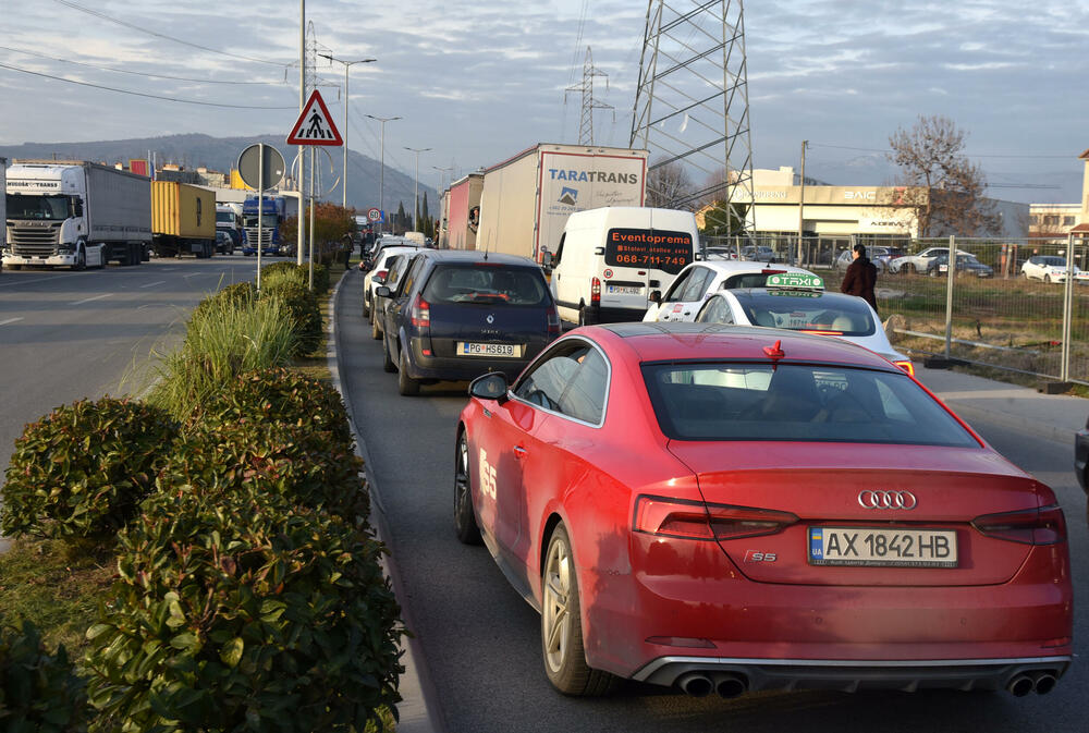 <p>Predsjednik Opštine Zeta Mihailo Asanović poručio je sa blokade u Donjoj Gorici da će se protestne blokade, po svemu sudeći, nastaviti</p>