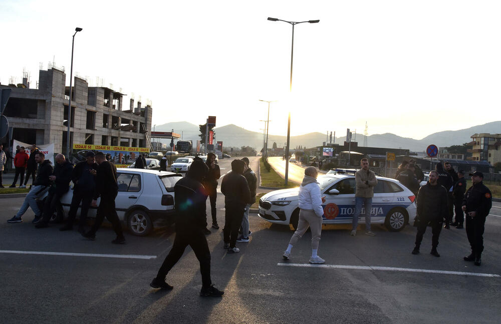 <p>Predsjednik Opštine Zeta Mihailo Asanović poručio je sa blokade u Donjoj Gorici da će se protestne blokade, po svemu sudeći, nastaviti</p>