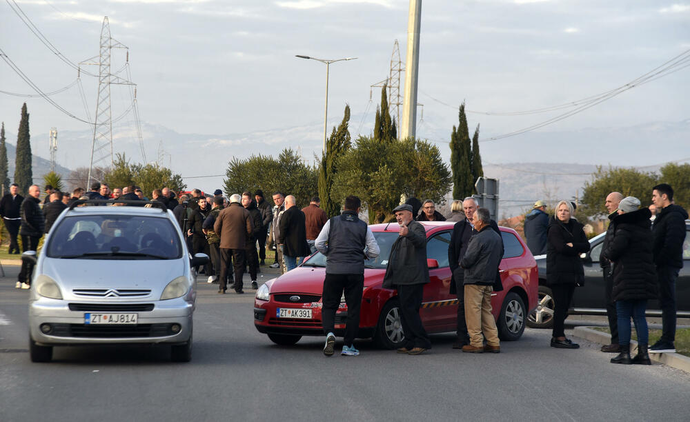 <p>Predsjednik Opštine Zeta Mihailo Asanović poručio je sa blokade u Donjoj Gorici da će se protestne blokade, po svemu sudeći, nastaviti</p>