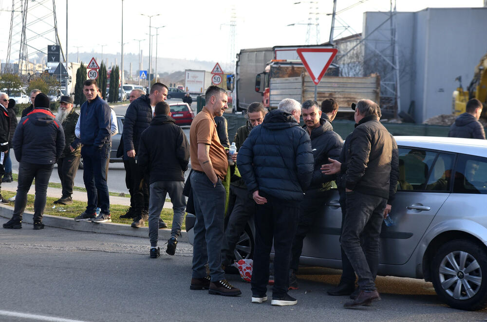 <p>Predsjednik Opštine Zeta Mihailo Asanović poručio je sa blokade u Donjoj Gorici da će se protestne blokade, po svemu sudeći, nastaviti</p>