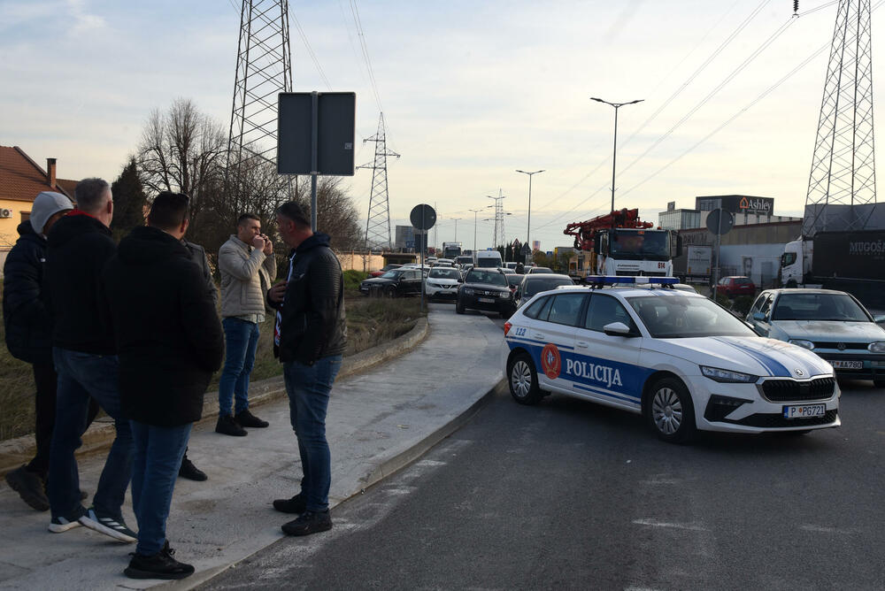 <p>Predsjednik Opštine Zeta Mihailo Asanović poručio je sa blokade u Donjoj Gorici da će se protestne blokade, po svemu sudeći, nastaviti</p>