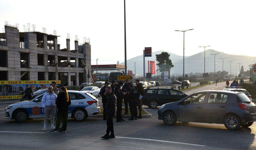 <p>Predsjednik Opštine Zeta Mihailo Asanović poručio je sa blokade u Donjoj Gorici da će se protestne blokade, po svemu sudeći, nastaviti</p>
