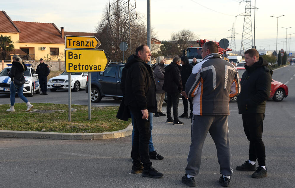 <p>Predsjednik Opštine Zeta Mihailo Asanović poručio je sa blokade u Donjoj Gorici da će se protestne blokade, po svemu sudeći, nastaviti</p>