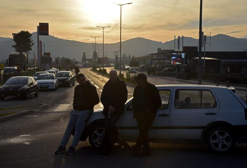 <p>Predsjednik Opštine Zeta Mihailo Asanović poručio je sa blokade u Donjoj Gorici da će se protestne blokade, po svemu sudeći, nastaviti</p>