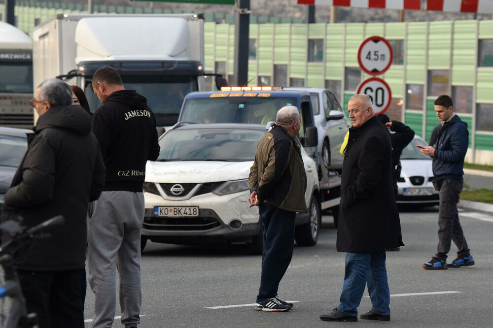 <p>Predsjednik Opštine Zeta Mihailo Asanović poručio je sa blokade u Donjoj Gorici da će se protestne blokade, po svemu sudeći, nastaviti</p>