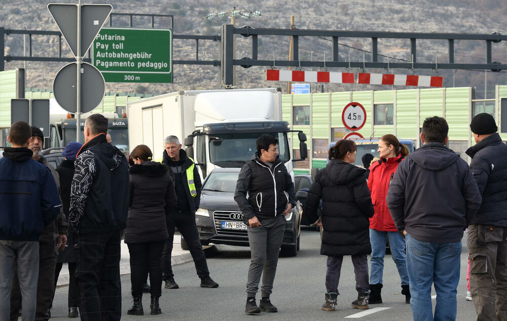 <p>Predsjednik Opštine Zeta Mihailo Asanović poručio je sa blokade u Donjoj Gorici da će se protestne blokade, po svemu sudeći, nastaviti</p>
