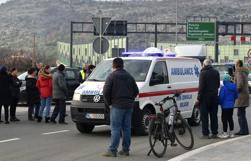 <p>Predsjednik Opštine Zeta Mihailo Asanović poručio je sa blokade u Donjoj Gorici da će se protestne blokade, po svemu sudeći, nastaviti</p>