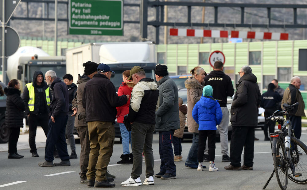 <p>Predsjednik Opštine Zeta Mihailo Asanović poručio je sa blokade u Donjoj Gorici da će se protestne blokade, po svemu sudeći, nastaviti</p>