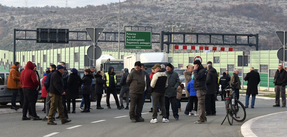 <p>Predsjednik Opštine Zeta Mihailo Asanović poručio je sa blokade u Donjoj Gorici da će se protestne blokade, po svemu sudeći, nastaviti</p>