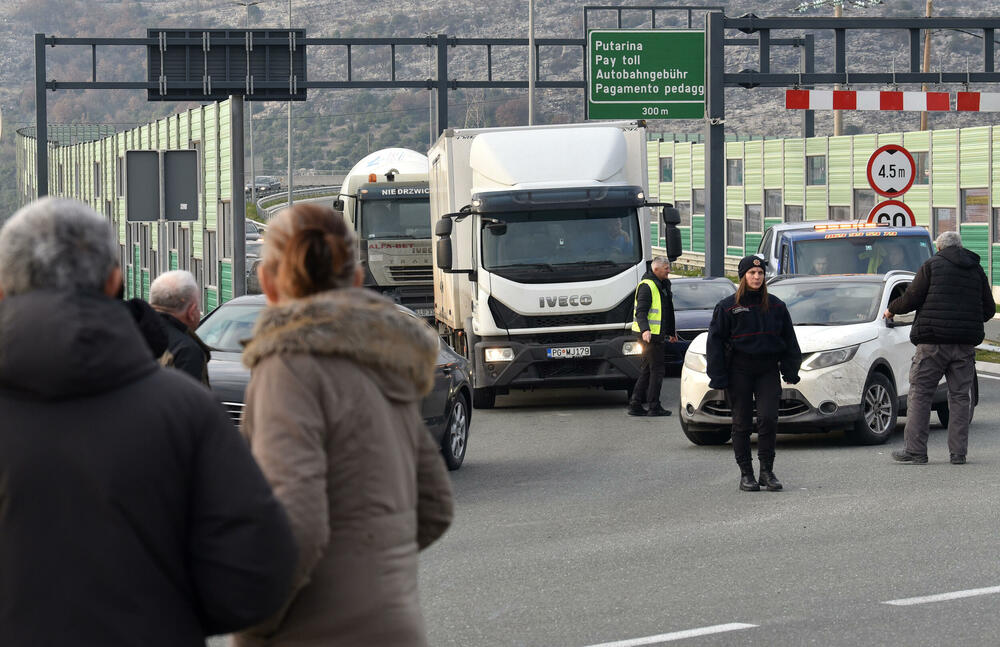 <p>Predsjednik Opštine Zeta Mihailo Asanović poručio je sa blokade u Donjoj Gorici da će se protestne blokade, po svemu sudeći, nastaviti</p>