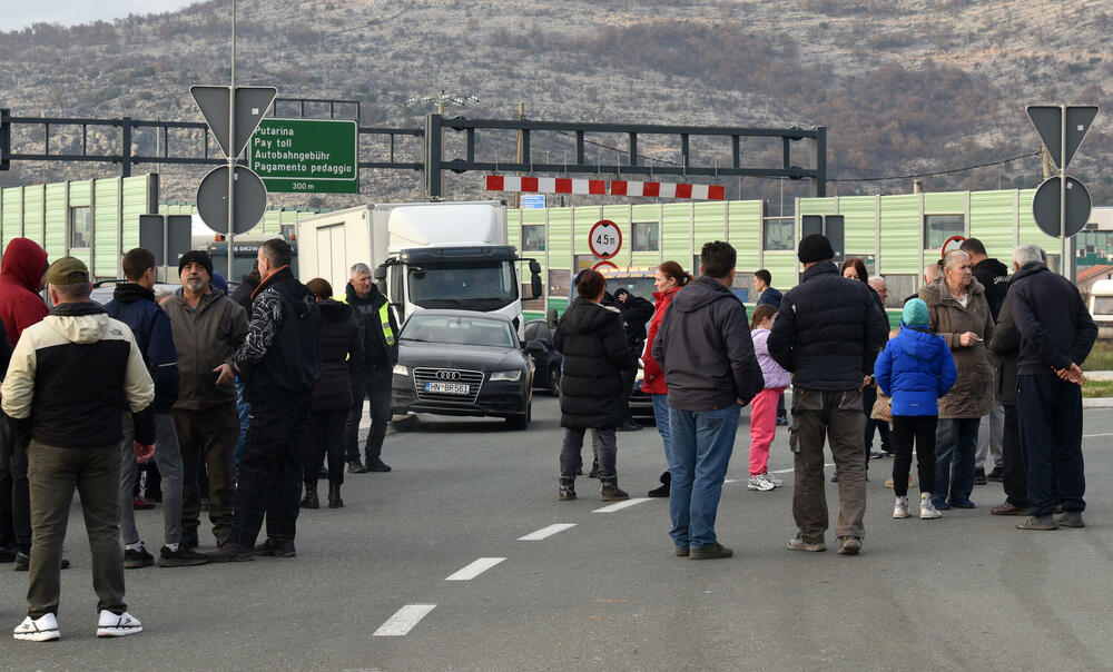 <p>Predsjednik Opštine Zeta Mihailo Asanović poručio je sa blokade u Donjoj Gorici da će se protestne blokade, po svemu sudeći, nastaviti</p>