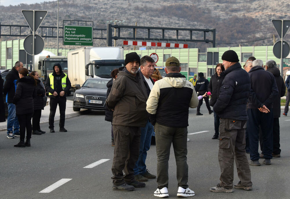<p>Predsjednik Opštine Zeta Mihailo Asanović poručio je sa blokade u Donjoj Gorici da će se protestne blokade, po svemu sudeći, nastaviti</p>