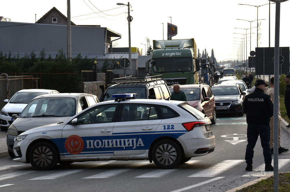 <p>Predsjednik Opštine Zeta Mihailo Asanović poručio je sa blokade u Donjoj Gorici da će se protestne blokade, po svemu sudeći, nastaviti</p>