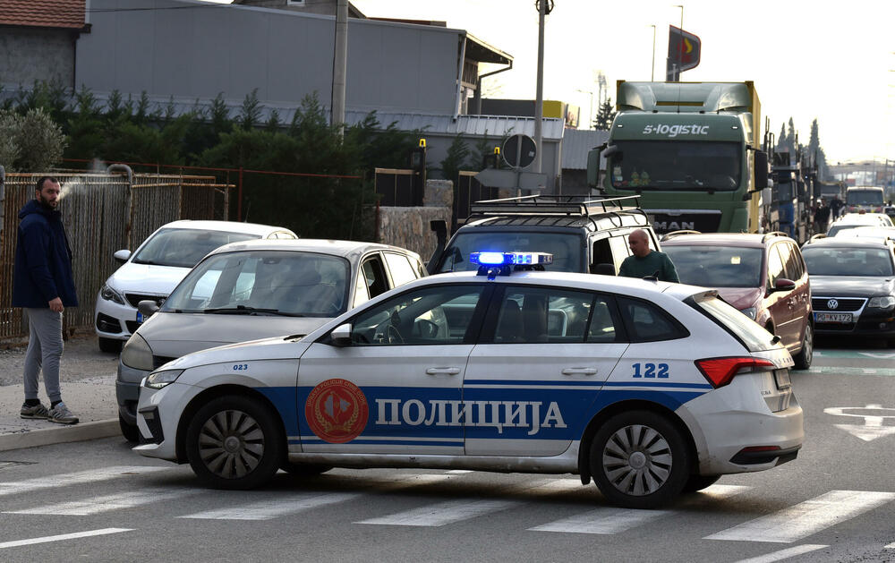 <p>Predsjednik Opštine Zeta Mihailo Asanović poručio je sa blokade u Donjoj Gorici da će se protestne blokade, po svemu sudeći, nastaviti</p>