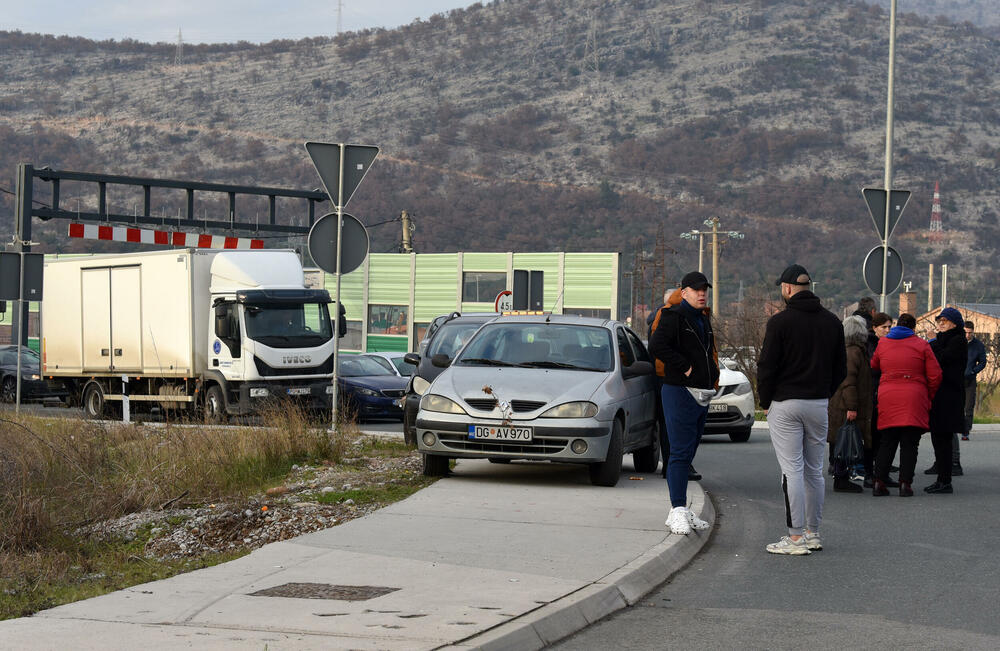 <p>Predsjednik Opštine Zeta Mihailo Asanović poručio je sa blokade u Donjoj Gorici da će se protestne blokade, po svemu sudeći, nastaviti</p>