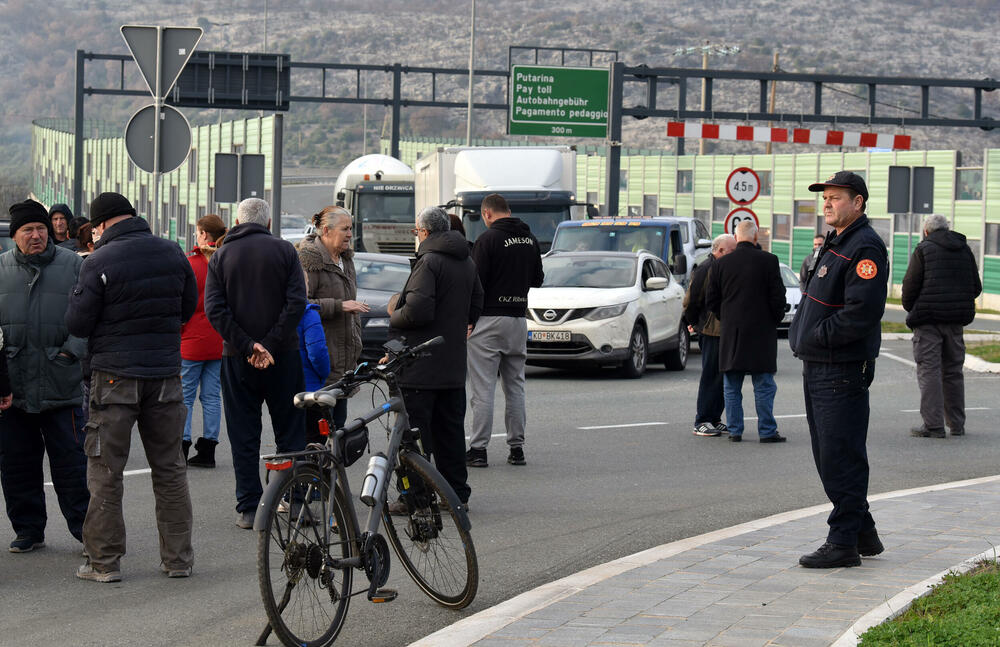 <p>Predsjednik Opštine Zeta Mihailo Asanović poručio je sa blokade u Donjoj Gorici da će se protestne blokade, po svemu sudeći, nastaviti</p>