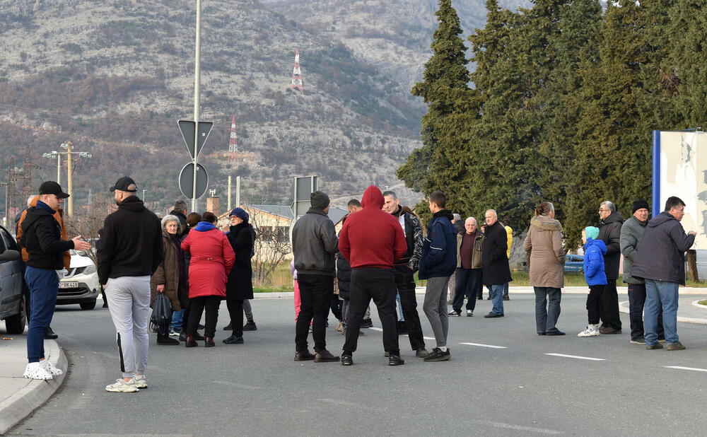 <p>Predsjednik Opštine Zeta Mihailo Asanović poručio je sa blokade u Donjoj Gorici da će se protestne blokade, po svemu sudeći, nastaviti</p>