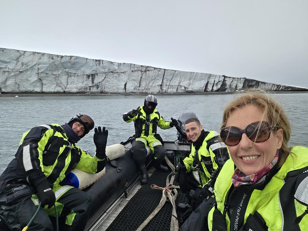 <p>Osim morskom faunom i florom (ribama, rakovima, školjkama, puževima, bodljokošcima, algama) koja im je u fokusu istraživanja, Mačić i Joksimović bili su u prilici da posmatraju i ptice koje žive u ovim udaljenim područjima poput pingvina i kormorana, te morske sisare poput raznih vrsta tuljana među kojima je i južni morski slon koji može dostiči dužinu do sedam metara i težiti i do četiri tone</p>