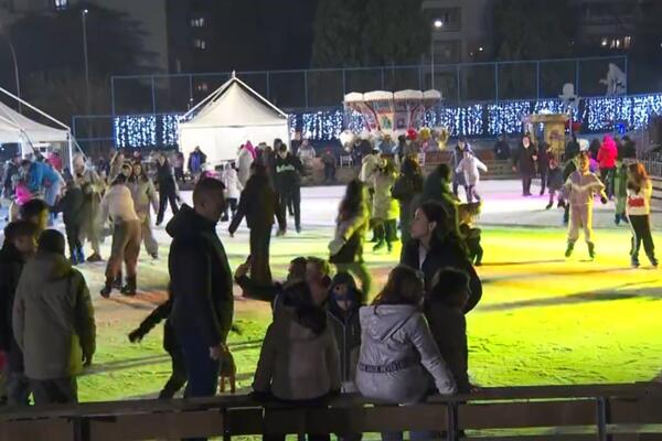 Podgorica buz pisti her yaştan ziyaretçiyi kendine çekiyor:...