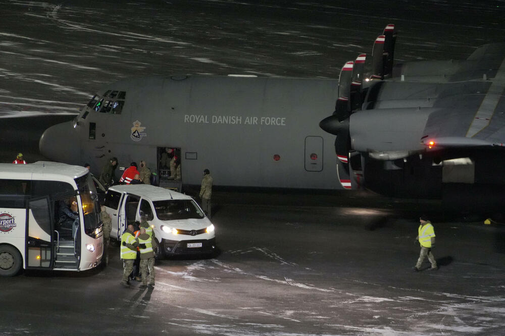 Avion Kraljevskog danskog ratnog vazduhoplovstva, u kojem su bili pripadnici vojske u uniformama, sletio je na aerodrom u Nuku, na Grenlandu, 14. januara 2026. godine, Foto: Reuters