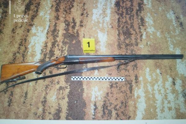 Ein Einwohner von Cetinje wurde festgenommen, nachdem bei ihm ein Gewehr in illegalem Besitz angetroffen worden war.