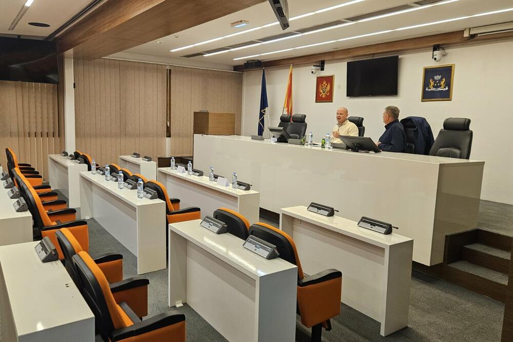 Čekali odbornike pola sata, Foto: Vuk Lajović