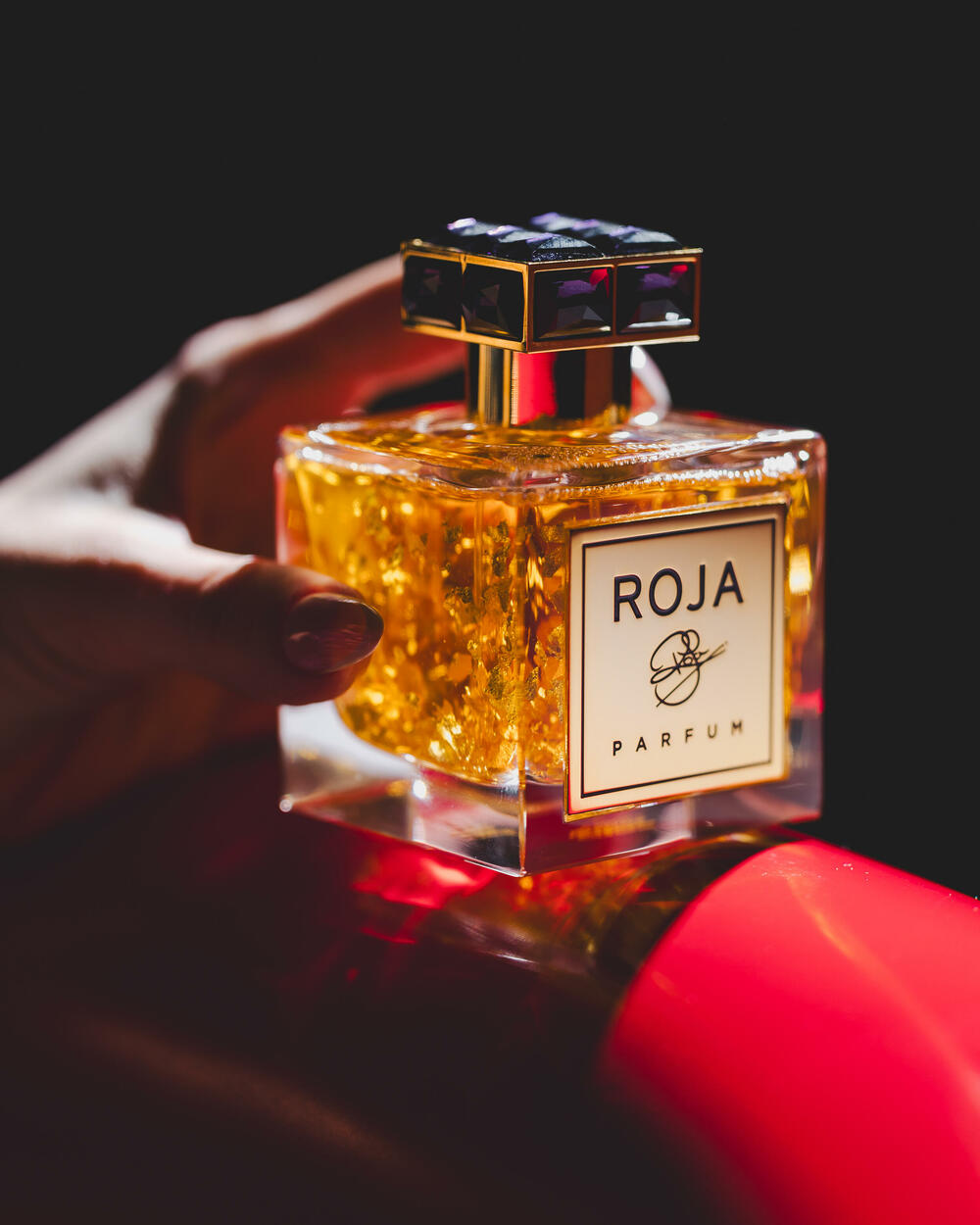 <p><strong>Podgorica je dobila novu parfemsku pozornicu koja pomjera granice luksuznog iskustva u cijelom regionu. DURŌ, koncept prepoznatljiv po ideji &ldquo;parfimerije sa pet zvjezdica&rdquo;, otvorio je najspektakularniji i najluksuzniji prostor do sada, u okviru kompleksa Capital Plaza, na jednoj od najprestižnijih urbanih tačaka grada. </strong></p>