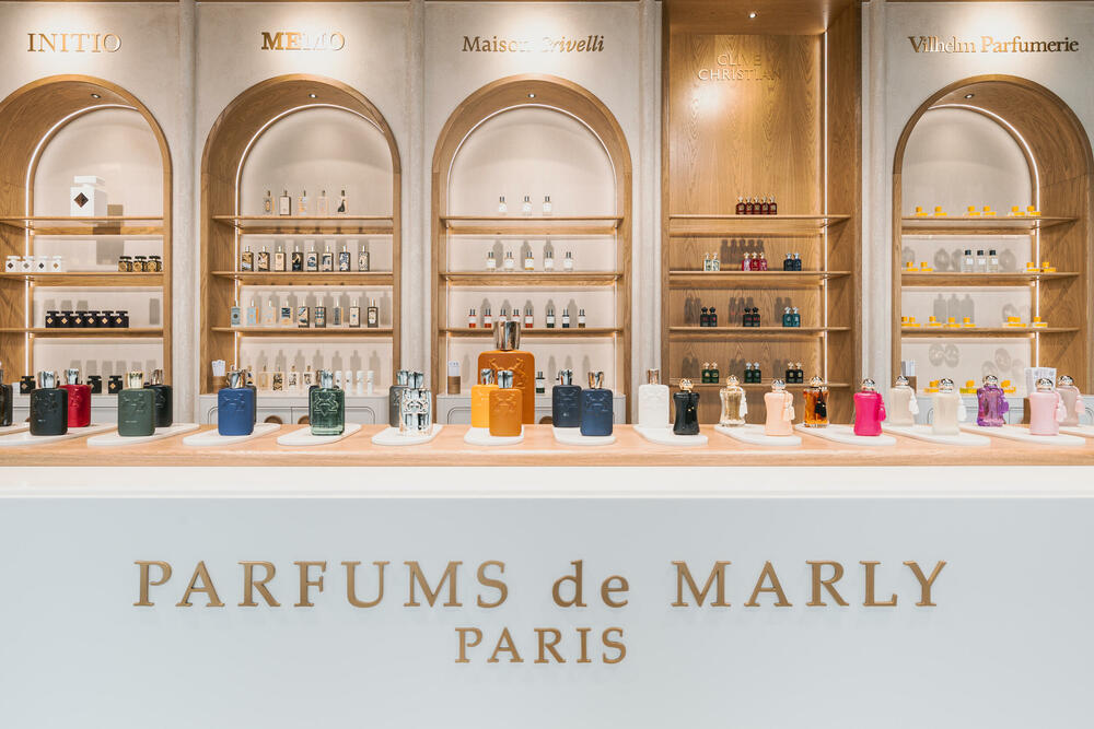 <p><strong>Podgorica je dobila novu parfemsku pozornicu koja pomjera granice luksuznog iskustva u cijelom regionu. DURŌ, koncept prepoznatljiv po ideji &ldquo;parfimerije sa pet zvjezdica&rdquo;, otvorio je najspektakularniji i najluksuzniji prostor do sada, u okviru kompleksa Capital Plaza, na jednoj od najprestižnijih urbanih tačaka grada. </strong></p>