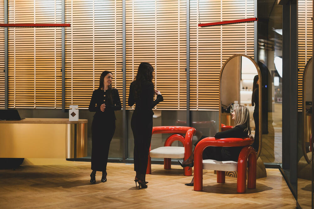 <p><strong>Podgorica je dobila novu parfemsku pozornicu koja pomjera granice luksuznog iskustva u cijelom regionu. DURŌ, koncept prepoznatljiv po ideji &ldquo;parfimerije sa pet zvjezdica&rdquo;, otvorio je najspektakularniji i najluksuzniji prostor do sada, u okviru kompleksa Capital Plaza, na jednoj od najprestižnijih urbanih tačaka grada. </strong></p>