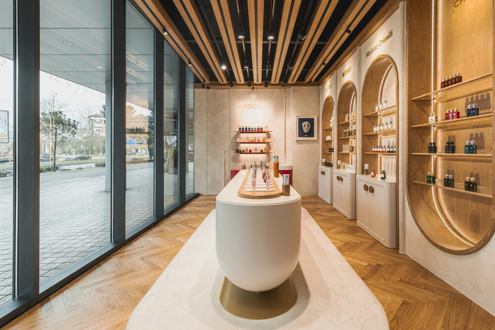 <p><strong>Podgorica je dobila novu parfemsku pozornicu koja pomjera granice luksuznog iskustva u cijelom regionu. DURŌ, koncept prepoznatljiv po ideji &ldquo;parfimerije sa pet zvjezdica&rdquo;, otvorio je najspektakularniji i najluksuzniji prostor do sada, u okviru kompleksa Capital Plaza, na jednoj od najprestižnijih urbanih tačaka grada. </strong></p>