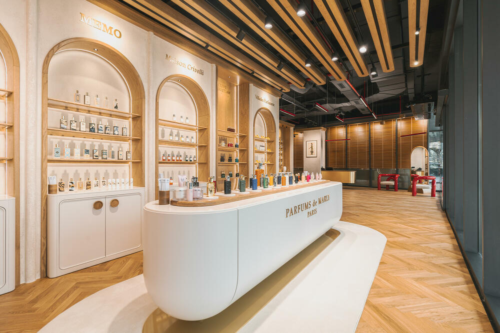 <p><strong>Podgorica je dobila novu parfemsku pozornicu koja pomjera granice luksuznog iskustva u cijelom regionu. DURŌ, koncept prepoznatljiv po ideji &ldquo;parfimerije sa pet zvjezdica&rdquo;, otvorio je najspektakularniji i najluksuzniji prostor do sada, u okviru kompleksa Capital Plaza, na jednoj od najprestižnijih urbanih tačaka grada. </strong></p>