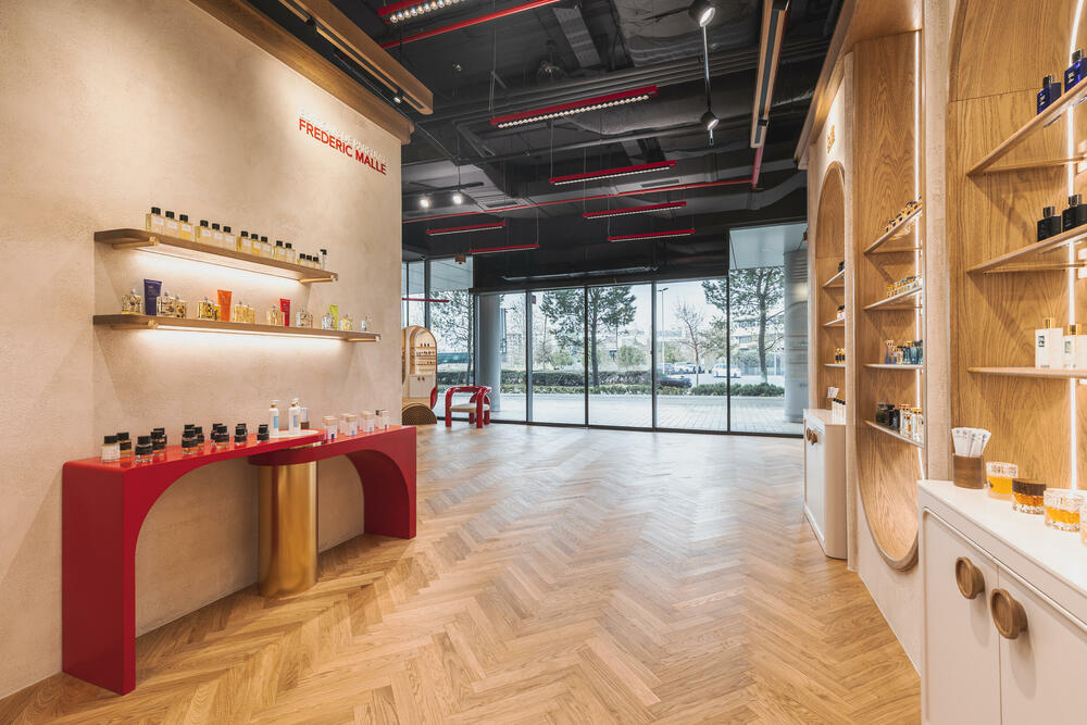 <p><strong>Podgorica je dobila novu parfemsku pozornicu koja pomjera granice luksuznog iskustva u cijelom regionu. DURŌ, koncept prepoznatljiv po ideji &ldquo;parfimerije sa pet zvjezdica&rdquo;, otvorio je najspektakularniji i najluksuzniji prostor do sada, u okviru kompleksa Capital Plaza, na jednoj od najprestižnijih urbanih tačaka grada. </strong></p>