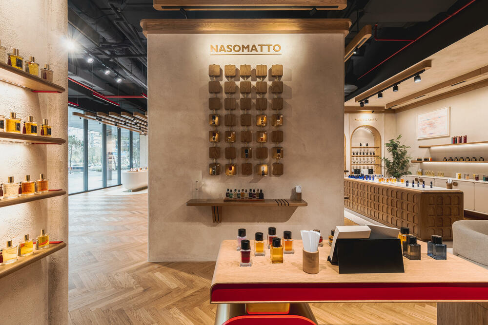 <p><strong>Podgorica je dobila novu parfemsku pozornicu koja pomjera granice luksuznog iskustva u cijelom regionu. DURŌ, koncept prepoznatljiv po ideji &ldquo;parfimerije sa pet zvjezdica&rdquo;, otvorio je najspektakularniji i najluksuzniji prostor do sada, u okviru kompleksa Capital Plaza, na jednoj od najprestižnijih urbanih tačaka grada. </strong></p>