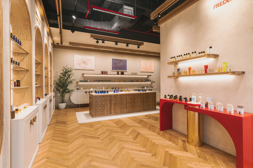 <p><strong>Podgorica je dobila novu parfemsku pozornicu koja pomjera granice luksuznog iskustva u cijelom regionu. DURŌ, koncept prepoznatljiv po ideji &ldquo;parfimerije sa pet zvjezdica&rdquo;, otvorio je najspektakularniji i najluksuzniji prostor do sada, u okviru kompleksa Capital Plaza, na jednoj od najprestižnijih urbanih tačaka grada. </strong></p>