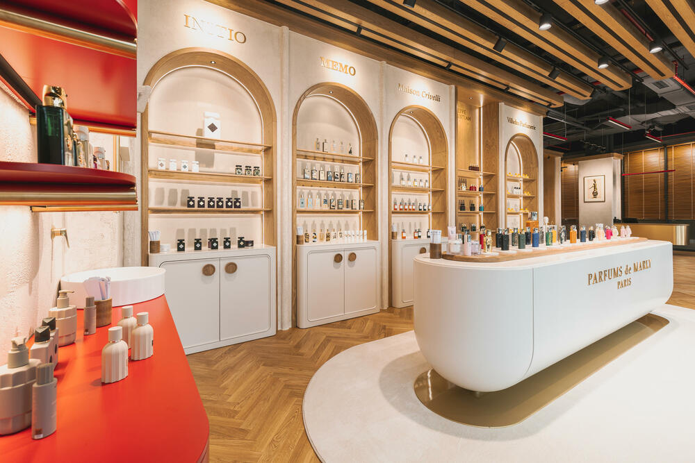 <p><strong>Podgorica je dobila novu parfemsku pozornicu koja pomjera granice luksuznog iskustva u cijelom regionu. DURŌ, koncept prepoznatljiv po ideji &ldquo;parfimerije sa pet zvjezdica&rdquo;, otvorio je najspektakularniji i najluksuzniji prostor do sada, u okviru kompleksa Capital Plaza, na jednoj od najprestižnijih urbanih tačaka grada. </strong></p>