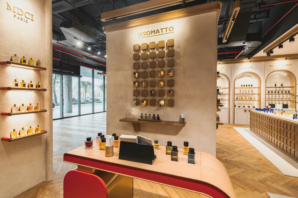 <p><strong>Podgorica je dobila novu parfemsku pozornicu koja pomjera granice luksuznog iskustva u cijelom regionu. DURŌ, koncept prepoznatljiv po ideji &ldquo;parfimerije sa pet zvjezdica&rdquo;, otvorio je najspektakularniji i najluksuzniji prostor do sada, u okviru kompleksa Capital Plaza, na jednoj od najprestižnijih urbanih tačaka grada. </strong></p>