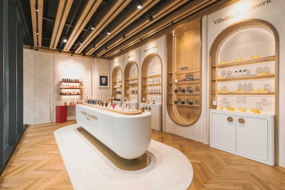 <p><strong>Podgorica je dobila novu parfemsku pozornicu koja pomjera granice luksuznog iskustva u cijelom regionu. DURŌ, koncept prepoznatljiv po ideji &ldquo;parfimerije sa pet zvjezdica&rdquo;, otvorio je najspektakularniji i najluksuzniji prostor do sada, u okviru kompleksa Capital Plaza, na jednoj od najprestižnijih urbanih tačaka grada. </strong></p>