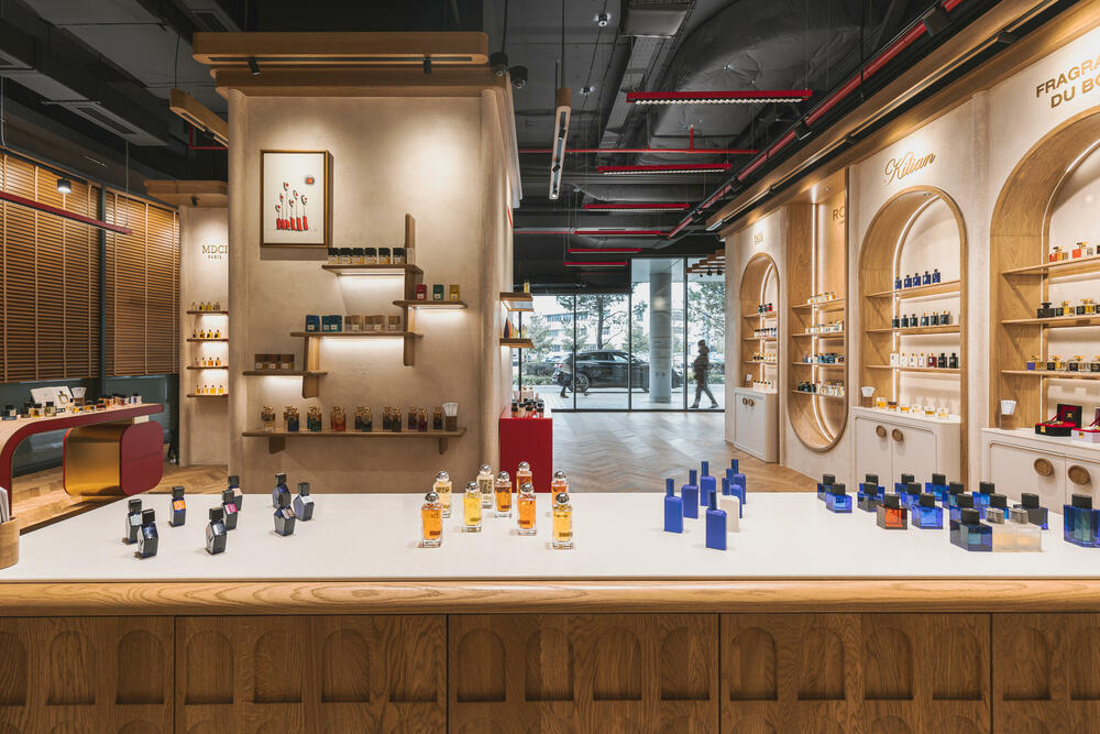 <p><strong>Podgorica je dobila novu parfemsku pozornicu koja pomjera granice luksuznog iskustva u cijelom regionu. DURŌ, koncept prepoznatljiv po ideji &ldquo;parfimerije sa pet zvjezdica&rdquo;, otvorio je najspektakularniji i najluksuzniji prostor do sada, u okviru kompleksa Capital Plaza, na jednoj od najprestižnijih urbanih tačaka grada. </strong></p>