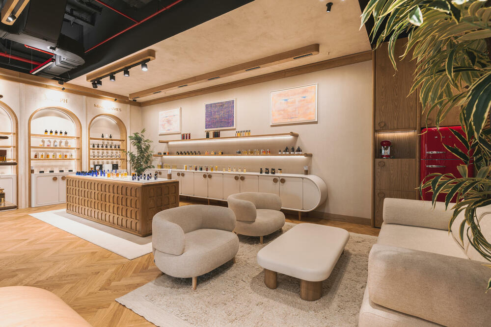 <p><strong>Podgorica je dobila novu parfemsku pozornicu koja pomjera granice luksuznog iskustva u cijelom regionu. DURŌ, koncept prepoznatljiv po ideji &ldquo;parfimerije sa pet zvjezdica&rdquo;, otvorio je najspektakularniji i najluksuzniji prostor do sada, u okviru kompleksa Capital Plaza, na jednoj od najprestižnijih urbanih tačaka grada. </strong></p>